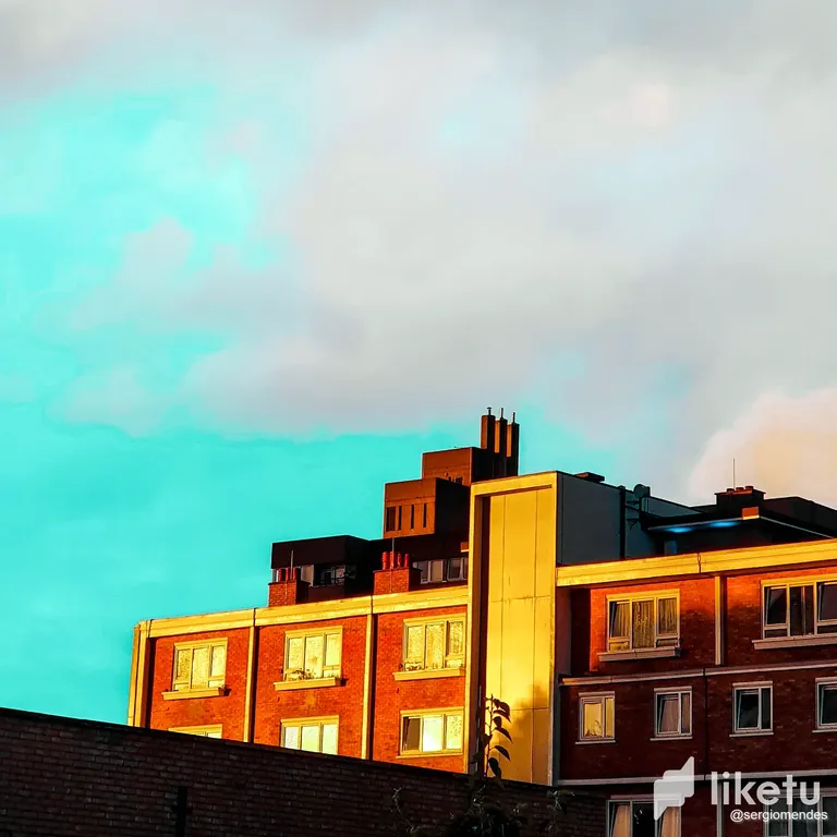 cll0xyfz400081osz7l5a1cx2_Golden_light.webp