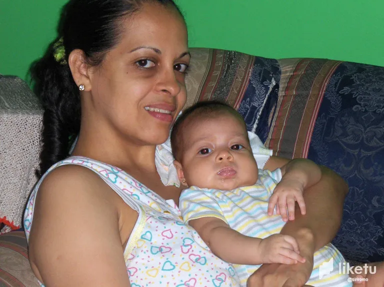 clj0idlvb00pm6wsz5jf5drfk_3-Con_la_nia_en_brazos.webp