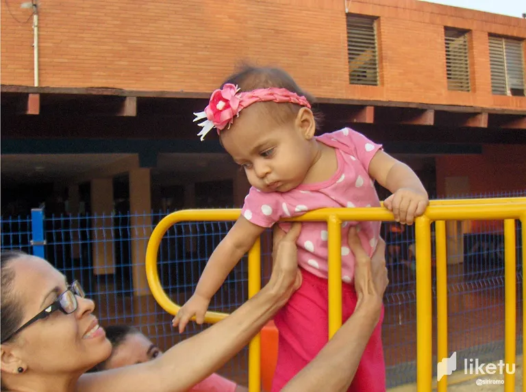 clj0idu7x00pw6jszfs29gwq4_4-Con_la_nia_en_el_parque.webp