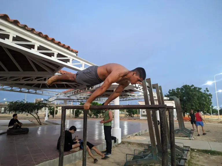 JKxYMavFpI9KKL5l_PXL_20241231_184241589.webp
