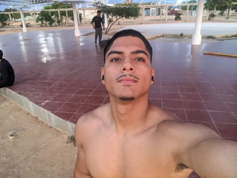 ushJYydVHCXYrj43_PXL_20241231_183917311.webp