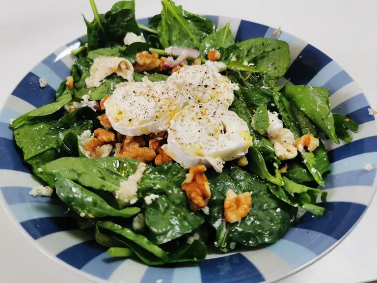 cl829e66v01pq0im7b2vn1ck9_Goat_cheese_salad_with_walnuts_4.webp