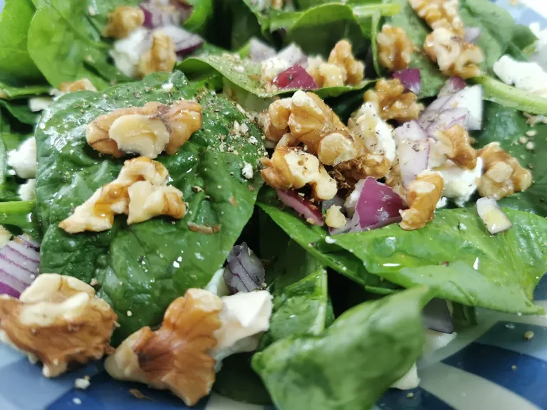 cl829et9r01oc15m7bmdugpy1_Goat_cheese_salad_with_walnuts_1.webp