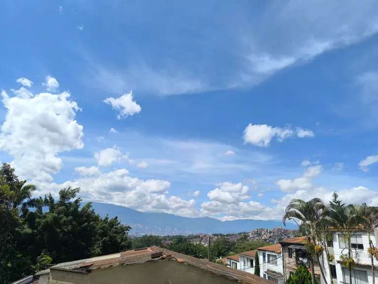 ZKBLIqnKRB9QIuKe_1000063924.webp