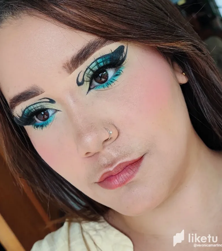 Maquillaje con un delineado diferente con un toque de color|Makeup with a different kind of eyeliner and a touch of color 