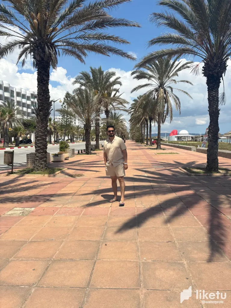 🌊 Walking the Shoreline: Hammamet by the Sea / Caminando la Orilla: Hammamet Frente al Mar 🏖️🌞