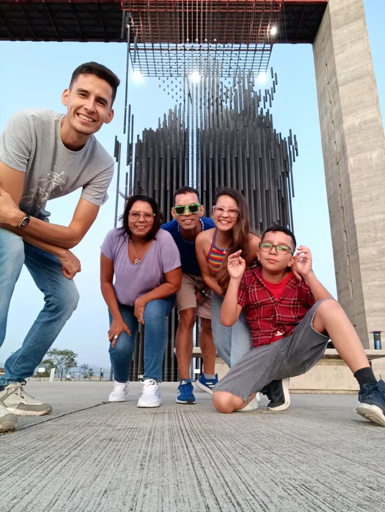 BzDAaE44vcOVJEE4_1000473941.webp