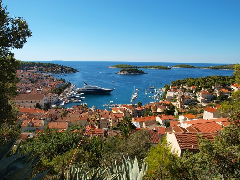 https://pixabay.com/photos/croatia-sea-adriatic-sea-sailing-351850/