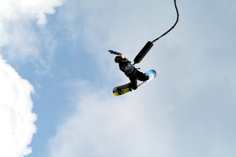 https://cdn.pixabay.com/photo/2015/02/01/05/51/bungee-jumping-619139_960_720.jpg