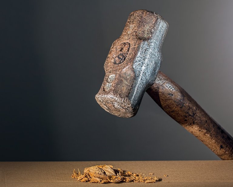 https://cdn.pixabay.com/photo/2015/03/20/19/38/hammer-682767_1280.jpg