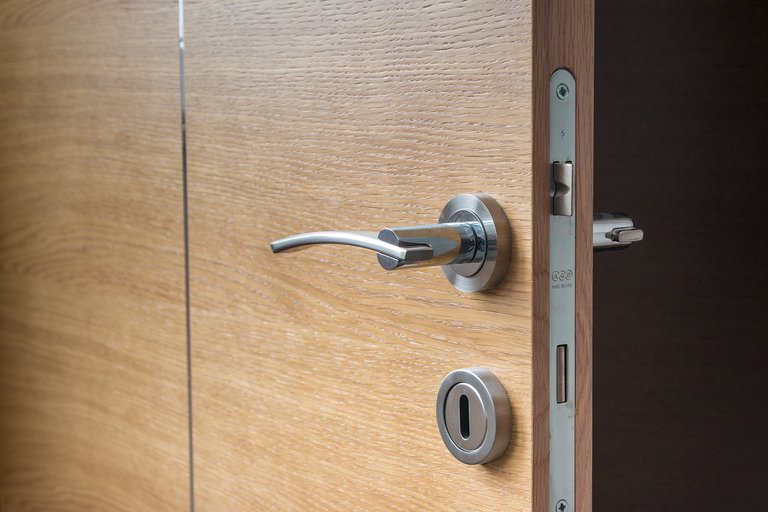 closeddoor