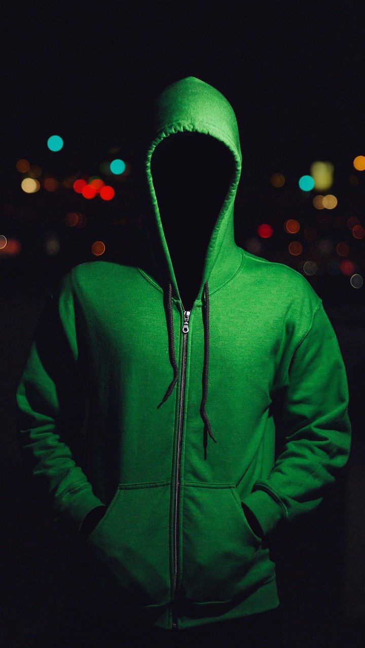  hombre con capucha verde(talit)