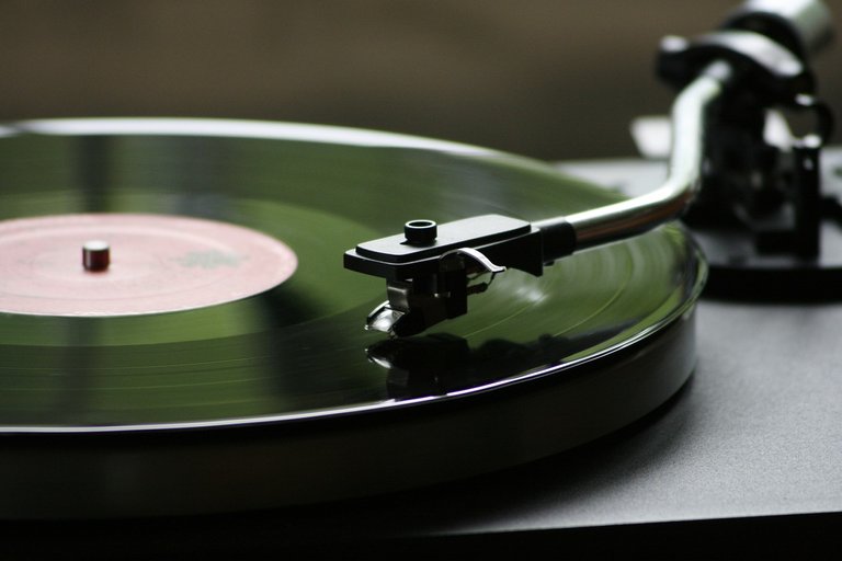 Turntable vinyl sound