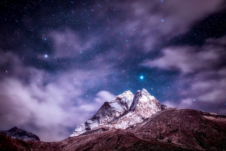 Imagen extraída de Pixabay: https://pixabay.com/es/photos/himalaya-monta%c3%b1as-estrellas-cielo-2301040/
