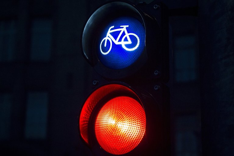 https://cdn.pixabay.com/photo/2017/06/03/01/15/bike-2367705_1280.jpg