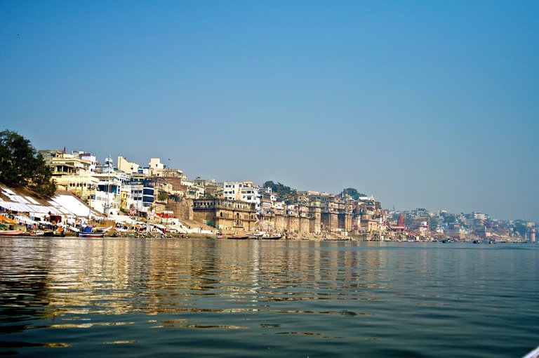 Imagen tomada de Pixabay: https://pixabay.com/es/photos/varanasi-r%C3%ADo-india-religi%C3%B3n-viaje-2371751/