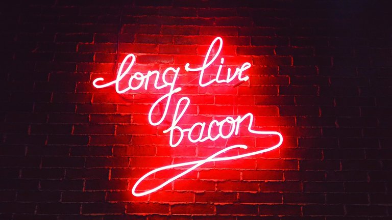 Long live bacon neon sign. Photo by StockSnap.