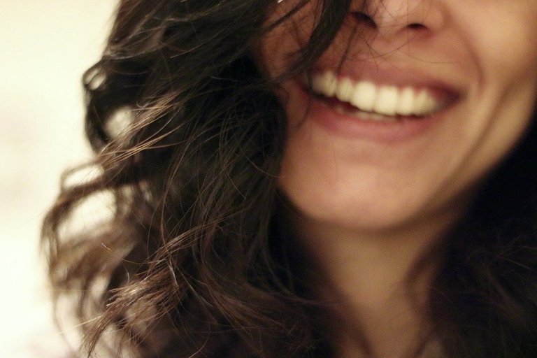 mujer sonriendo