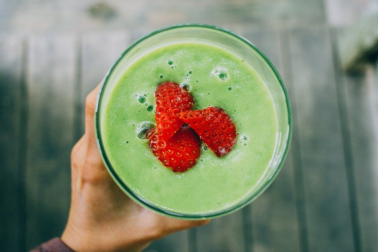 Green smoothie with strawberries. Photo by StockSnap