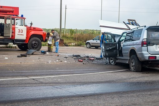 https://pixabay.com/es/photos/accidente-de-tr%c3%a1nsito-accidente-2746667/