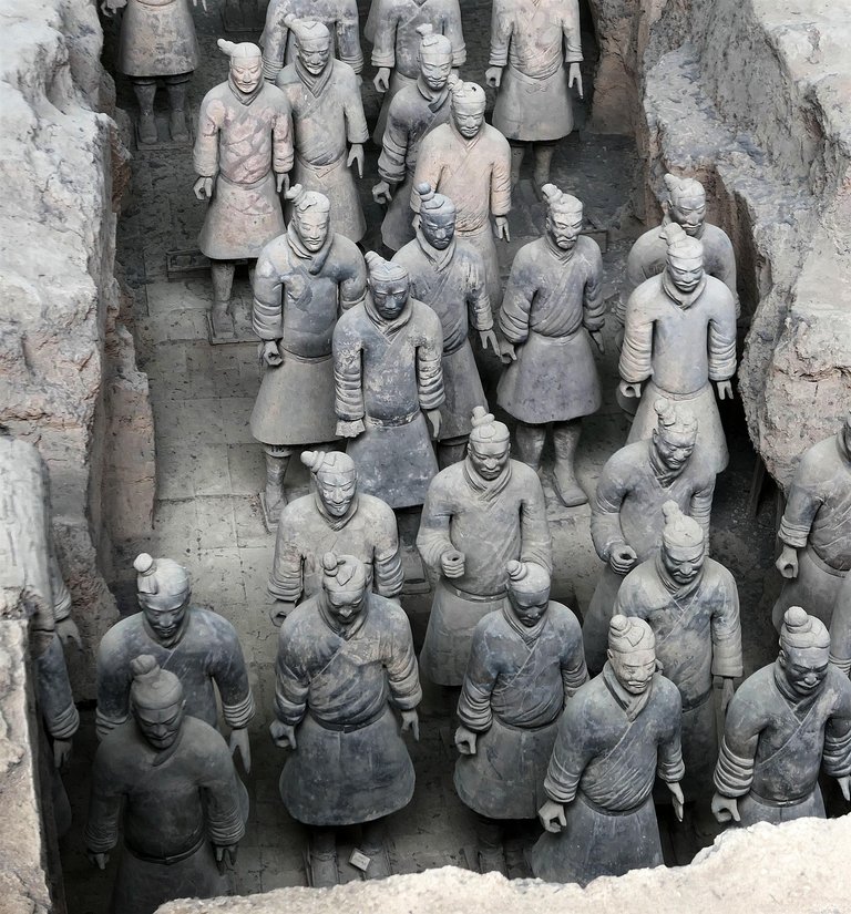 https://cdn.pixabay.com/photo/2021/06/25/00/02/terracotta-army-6362566_1280.jpg