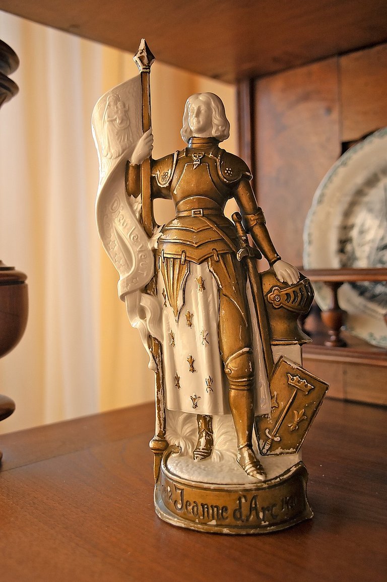 https://cdn.pixabay.com/photo/2021/08/12/17/42/joan-of-arc-6541354_1280.jpg