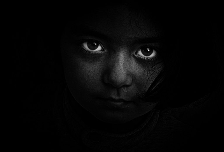 black-and-white-dark-eyes-18495.jpg