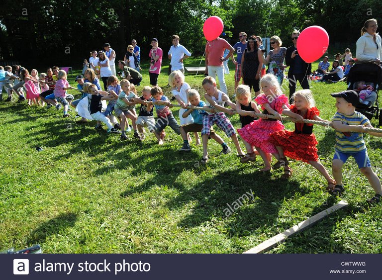 kids-playing-tug-of-war-games-during-midsummer-celebrations-in-sweden-CWTWWG.jpg