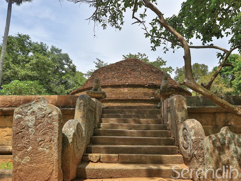 The Stupa at Magul Maha Viharaya.jpg