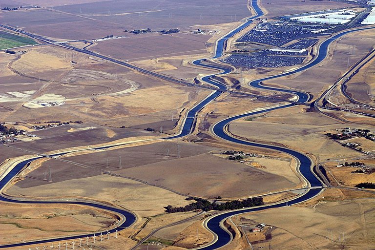 1200px-Kluft-Photo-Aerial-I205-California-Aqueduct-Img_0038.jpg