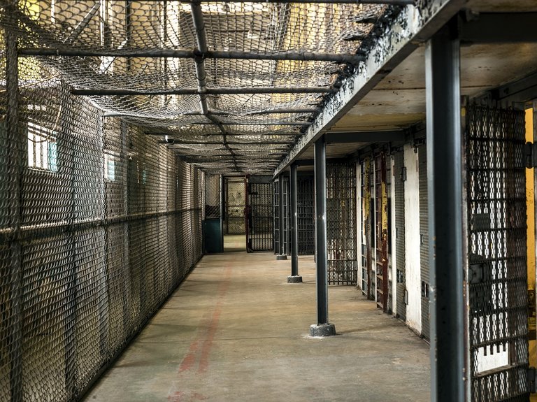 prison-1652896_1280.jpg