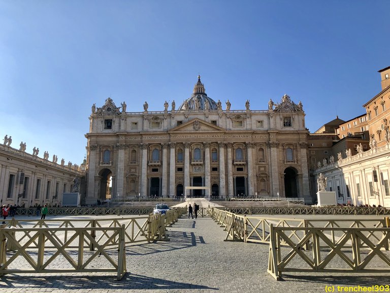 St peters basilica close.jpg