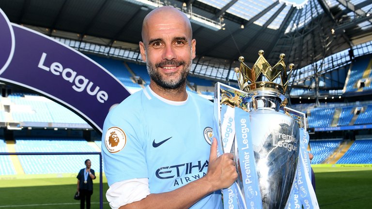 pep-guardiola-manchester-city-premier-league-trophy_118153wpjl2fx1679ppbz1wzmp.jpg