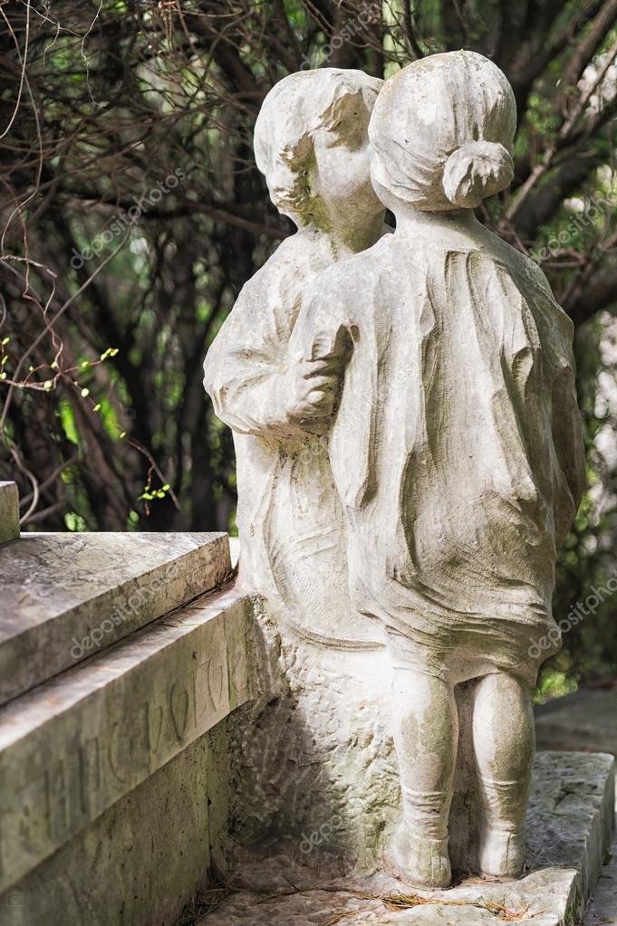 depositphotos_105638766-stock-photo-marble-statues-in-the-cemetery.jpg