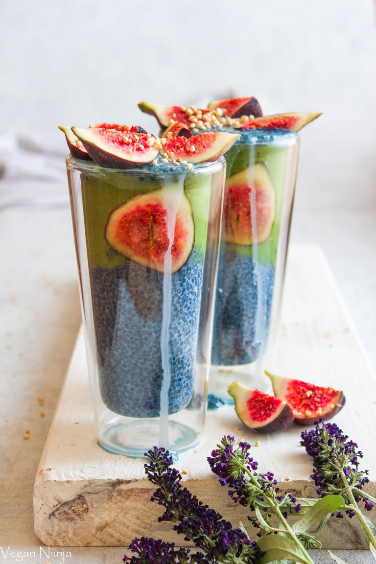 green smoothie with blue chia pudding (1 von 3).jpg