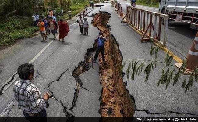 nepal-quake-broken-road_650x400_41429949851.jpg
