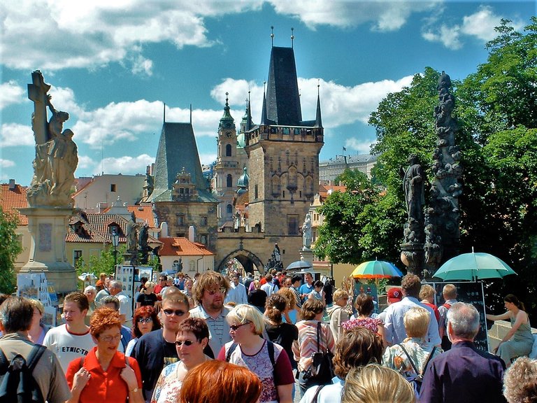 Touristenmassen_auf_der_Karlsbrücke.jpg