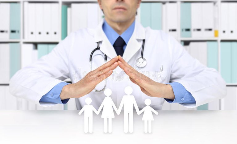 concepto-médico-del-seguro-médico-manos-del-doctor-con-los-iconos-de-la-familia-87346364.jpg