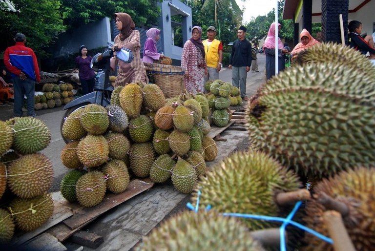pedagang-dan-pembeli-bertransaksi-di-pasar-durian-gunungpati-semarang-_160127125010-600.jpg