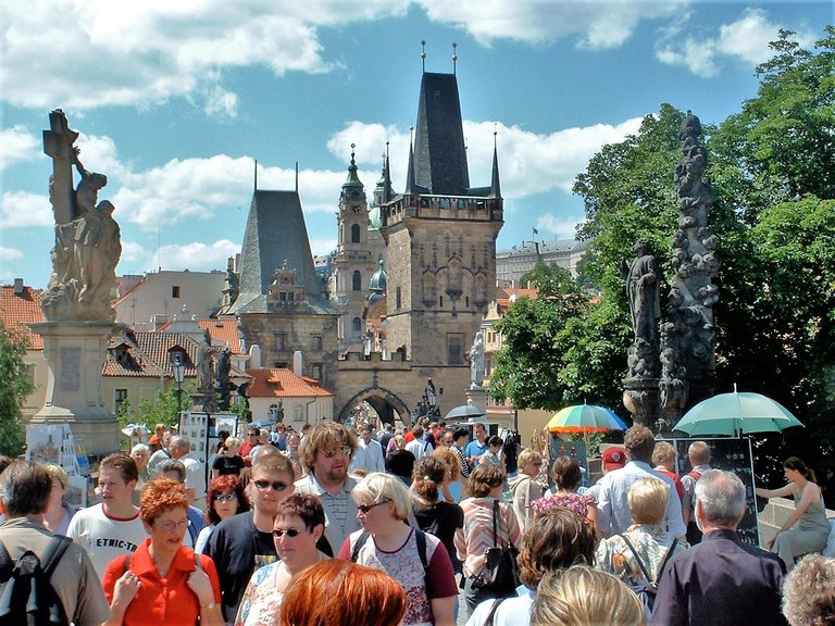 Touristenmassen_auf_der_Karlsbrücke.jpg