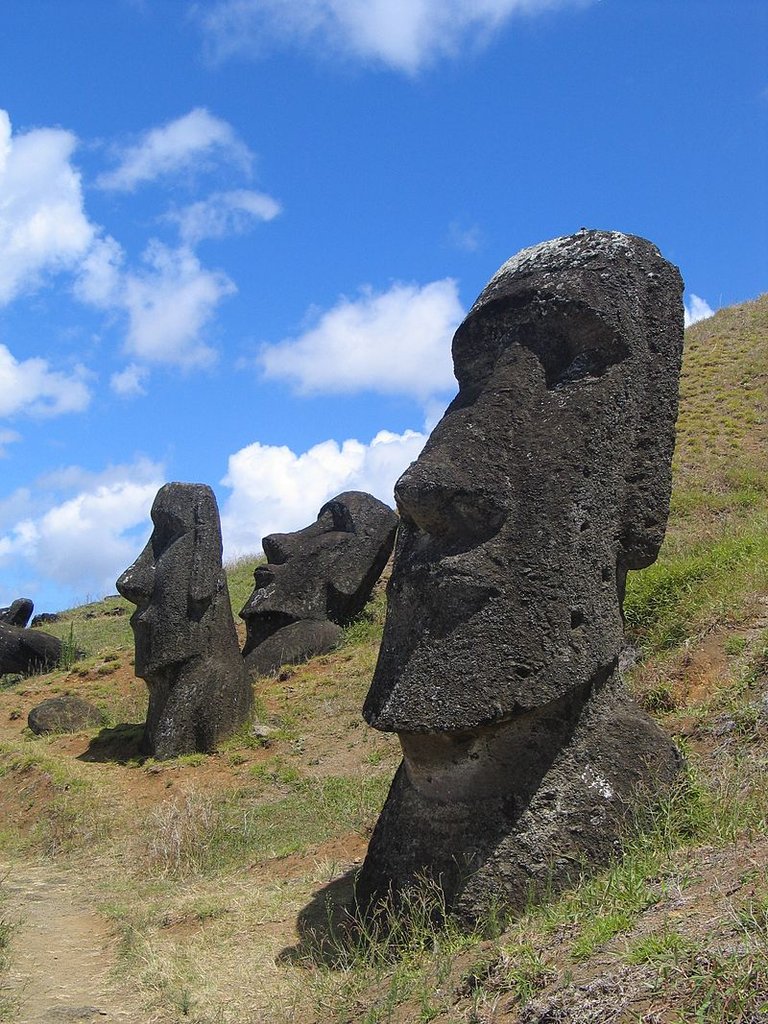 Moai_Rano_raraku.jpg