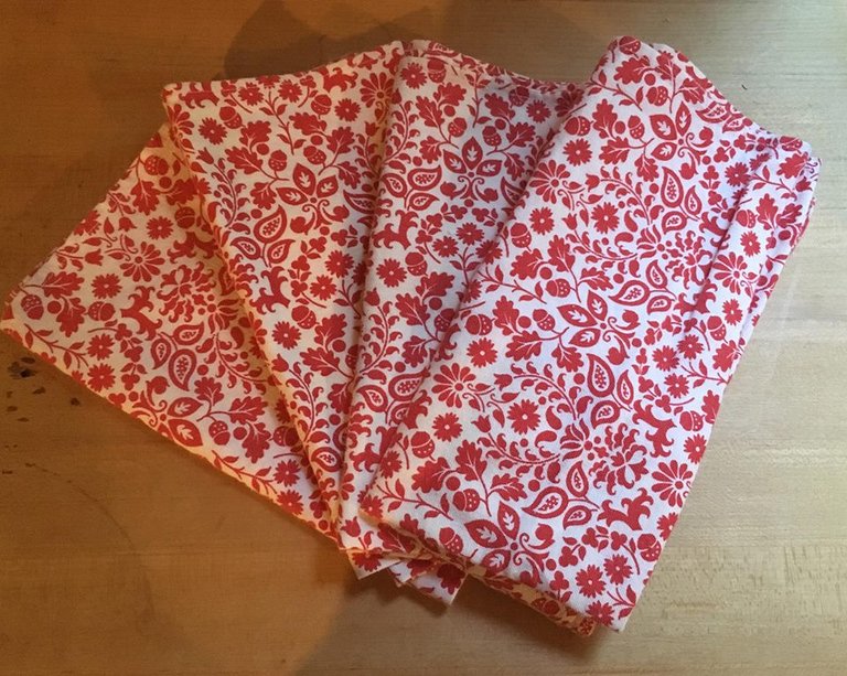 estate-sale-haul-red-white-napkins.jpg