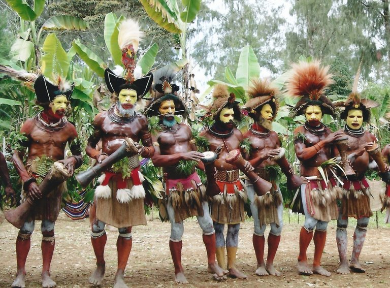 huli-dancers-tari-papua-new-guinea-399286160.jpg