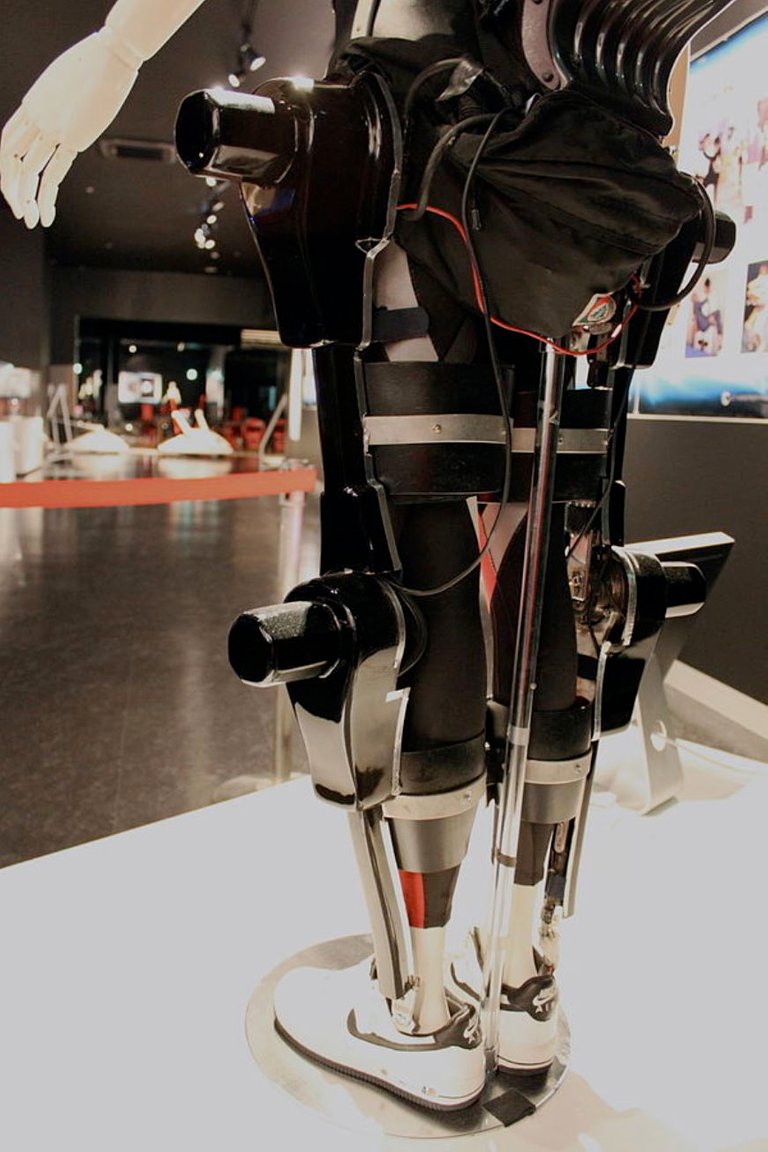 Hybrid_Assistive_Limb,_CYBERDYNE.jpg