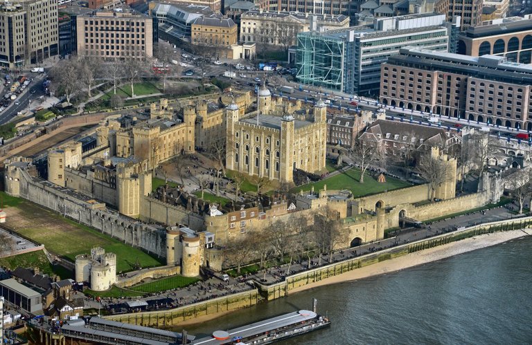 Tower_of_London_from_the_Shard_(8515883950).jpg