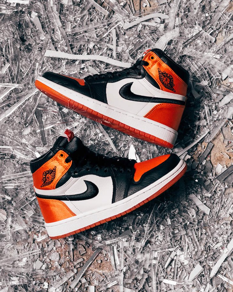 air-jordan-1-retro-satin-orange-shattered-backboard-for-sale-detail-image-(1).jpg