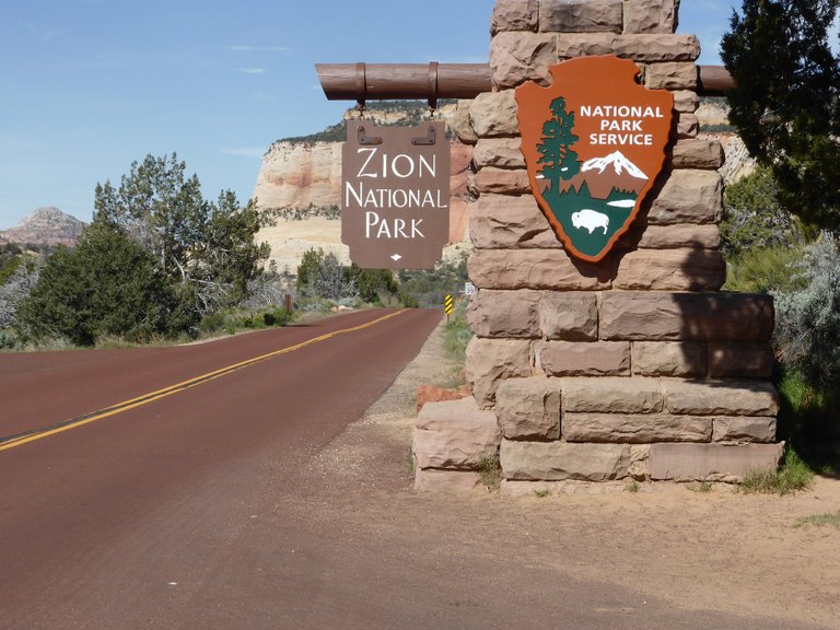 Pixabay - Zion - Park Sign - zion-national-park-1855877_1920.jpg