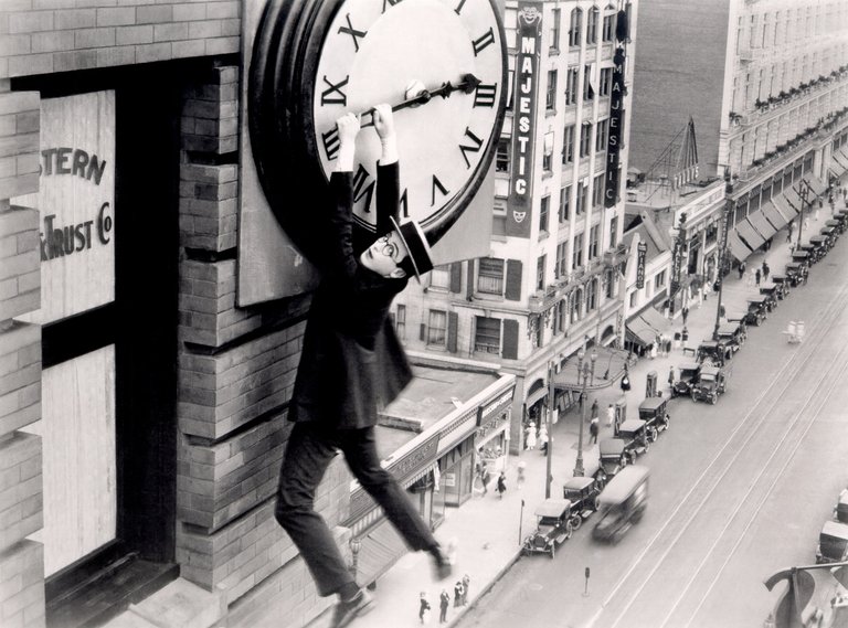 harold-lloyd-in-safety-last.jpg