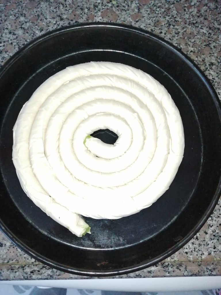 ıspanaklı börek tepsi pişmemiş.jpeg