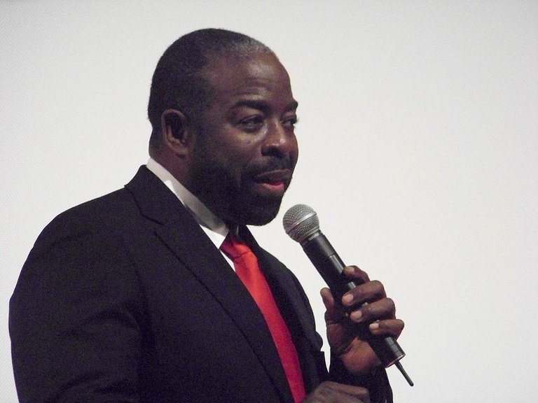 1024px-Les_Brown_speaking.jpg